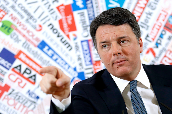 Renzi: «Il governo ha aumentato la benzina per dare i soldi alla Serie A su richiesta di Lotito»