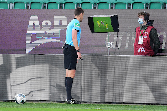 Il rigorino approda anche in Bundesliga. Lì però l’arbitro va in tv e si scusa (VIDEO)