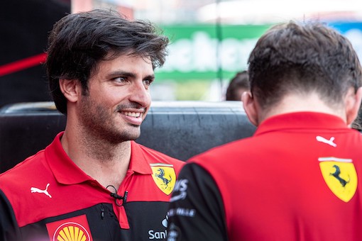 Il papà di Sainz: «Mio figlio e Leclerc sono i primi a sapere che il team dovrà puntare su uno»