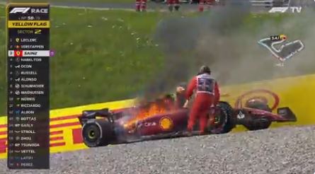 Attimi di paura in Formula Uno: la Ferrari di Sainz prende fuoco (VIDEO)