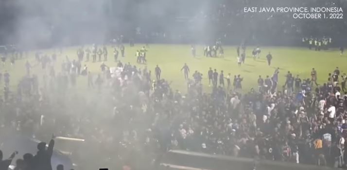 Indonesia, invasione di campo dei tifosi al termine del derby, più di 180 morti (VIDEO)