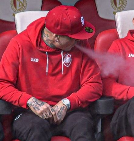 Nainggolan sorpreso a fumare in panchina, l’Anversa lo espelle dalla squadra