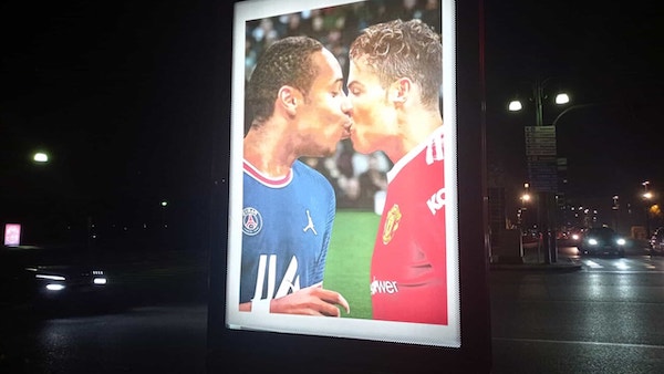 Mbappé e Ronaldo che si baciano, l’opera provocatoria del “Bansky torinese”