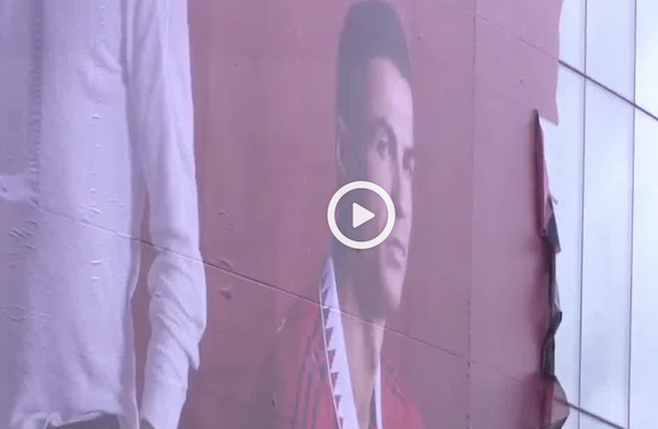 Il Manchester United rimuove il poster di Ronaldo dalla facciata di Old Trafford VIDEO