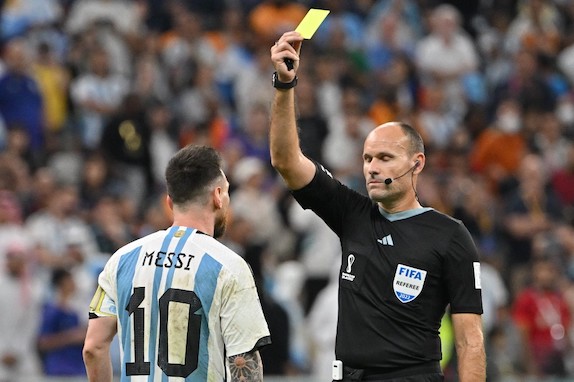Mondiali Qatar, la Fifa sospende Lahoz, l’arbitro di Argentina-Olanda