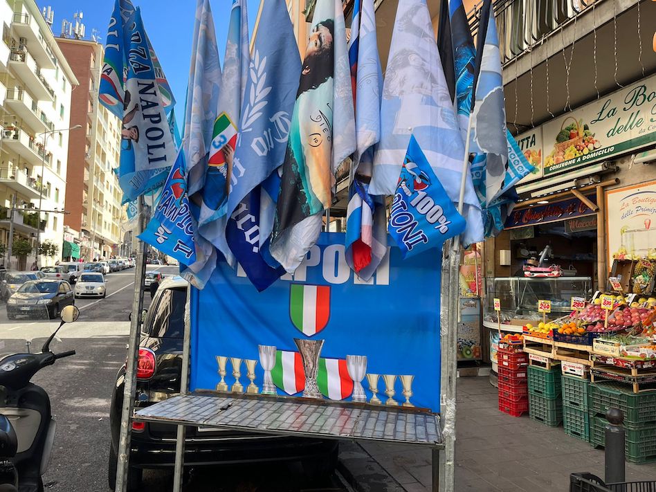 “Il Napoli prenota cinque scudetti”, è il titolo di Libero sul possibile ciclo del Napoli