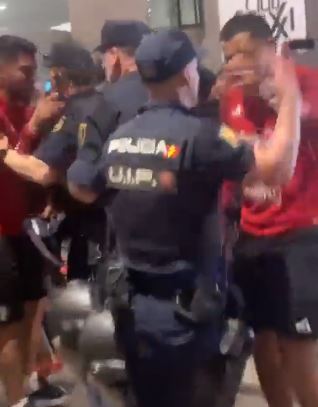 Spagna, rissa tra i calciatori del Perù e la polizia, arrestato il portiere della Nazionale (VIDEO)