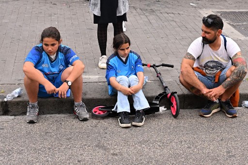 Napoli, festa scudetto rimandata, i tifosi si ritirano con tristezza (VIDEO)