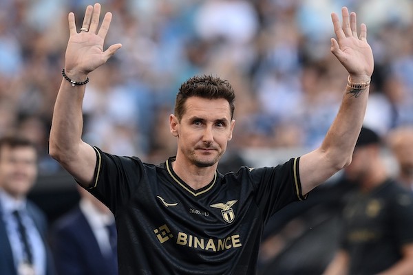 Klose: «I giocatori vanno in Arabia perché ormai conta solo il denaro. Io non ho mai giocato per soldi»