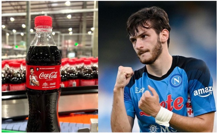 Il Napoli contro le Coca-Cola in Georgia con l’immagine di Kvaratskhelia