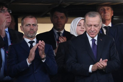 Caso Demiral, la provocazione di Erdogan: allo stadio per un tripudio di mani giunte nel segno del lupo (Repubblica)