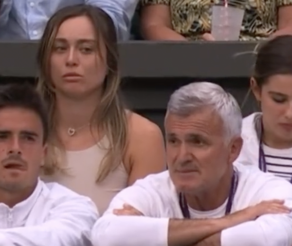 A Wimbledon spopolano le occhiatacce di Badosa al papà di Tsitsipas (VIDEO)