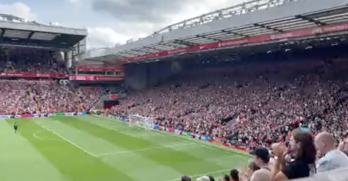 Spettacolo ad Anfield, lo stadio intona You’ll Never Walk Alone per un tifoso dell’Everton morto VIDEO