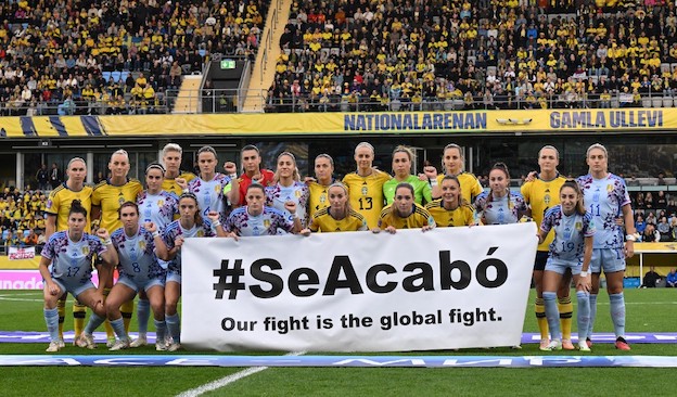 La Spagna femminile insieme alla Svezia espone lo striscione: “La nostra è una battaglia globale”