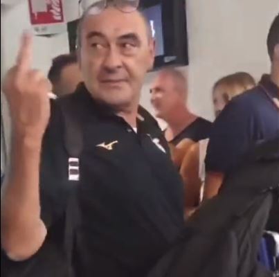 Sarri manda a quel paese con un gestaccio il tifoso che gli urla «Forza Napoli» (VIDEO)