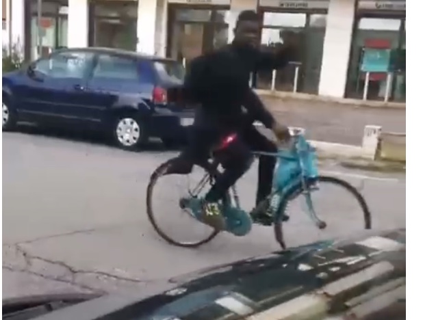 Verona, un nero passa in bici e grida «Forza Napoli»: gli dicono di tutto (VIDEO)