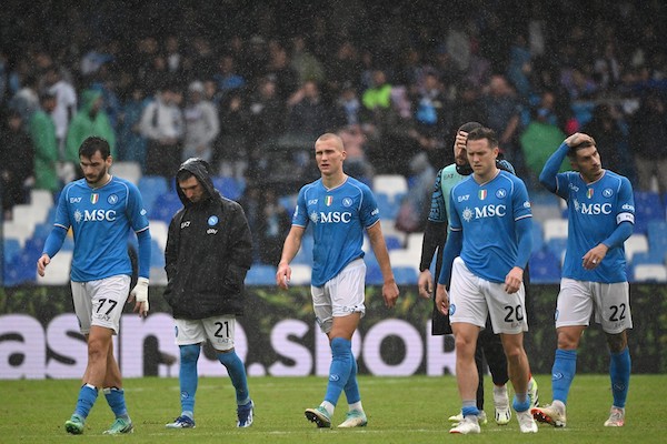 Pagelle – Oggi anche i calciatori ci hanno messo il loro. È l’epilogo di una tragica farsa