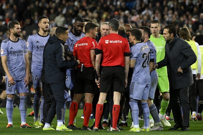 Il disastro di Manzano in Valencia-Real Madrid: “Sembra che agli arbitri non piaccia il calcio” (Marca)