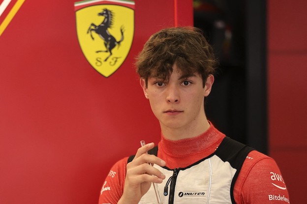 Bearman, un diciottenne in Ferrari: chi è il talento inglese che correrà al posto di Sainz