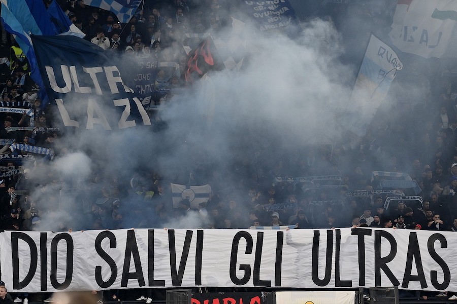 L’arsenale degli ultras Lazio fermati ad Amburgo: coltelli, batticarne e spiedi. Volevano fare una rissa o un barbecue?