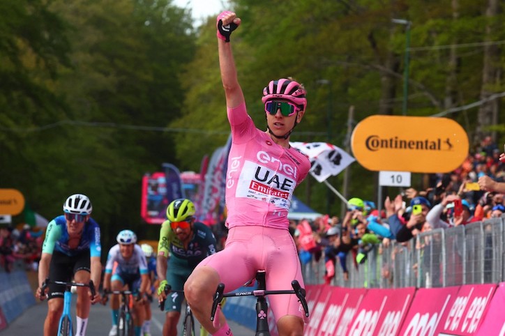Giro d’Italia, quinta vittoria in maglia rosa per Pogacar. Eguagliato il record di Merckx (Sky)