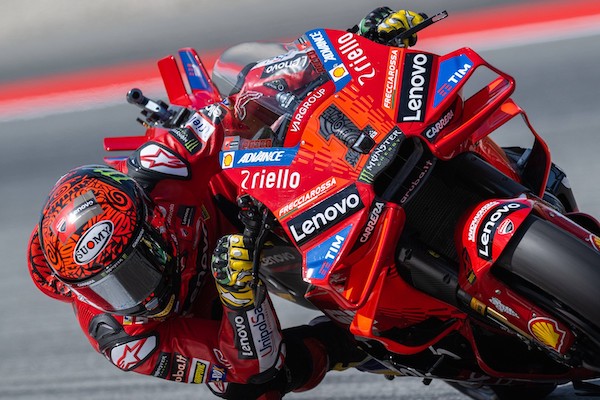 Bagnaia stavolta guida col cervello, lascia vincere Marquez e recupera 19 punti su Martin