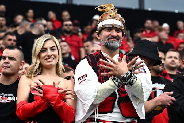 Italia Albania, a Dortmund i tifosi albanesi cantano l’inno di Mameli