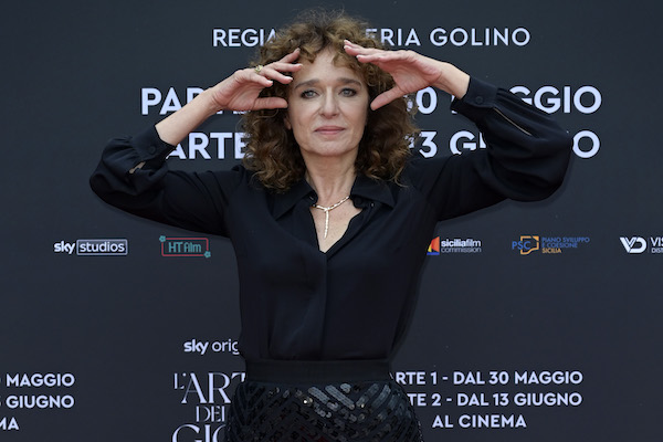 Valeria Golino: «Dustin Hoffmann mi regalava vitamine, Tom Cruise quadri e orologi» (Corsera)