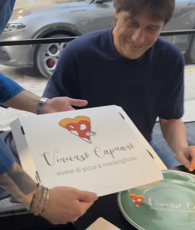 Il battesimo della pizza di Antonio Conte: “Ci vediamo a Napoli e sempre Forza Napoli”  VIDEO