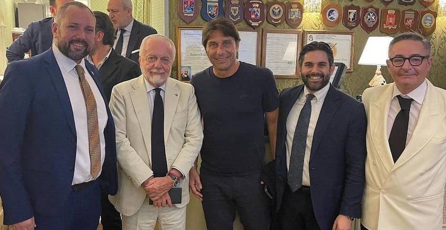 È ufficiale: Conte nuovo allenatore del Napoli. C’è l’annuncio di De Laurentiis (LIVE)