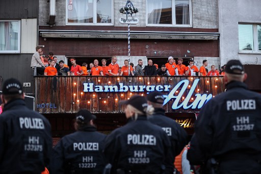 Euro 2024: paura e terrore ad Amburgo. La polizia spara a un uomo con un’ascia, forse è morto (Bild)
