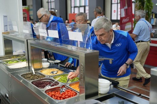 Alle Olimpiadi cibo razionato e di bassa qualità. Gli atleti inglesi si cucinano per non andare a mensa (Times)