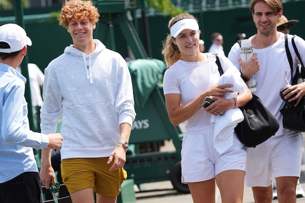 Il Sinner innamorato è eliminato a Wimbledon e va in Costa Smeralda. Prima, tornava ad allenarsi (Corsera)