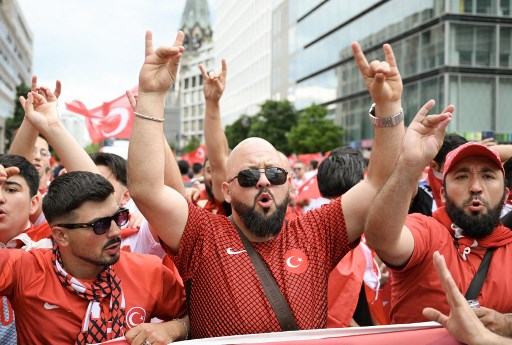 Olanda-Turchia, la polizia ferma la marcia dei tifosi turchi: replicavano il saluto dei “Lupi Grigi”