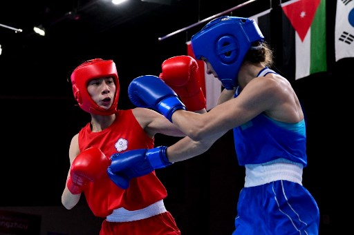 Olimpiadi, Lin vince ma la pugile sconfitta fa segno come a dire «io ho i cromosomi x» quelli delle donne