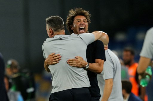 È la notte di Conte, fai attenzione, il Napoli suo e di Kvara ha fatto a pezzi il Bologna di Italiano: 3-0