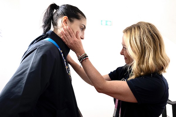 Lacrime d’oro per Angela Carini, la federazione di boxe filo-Putin la premierà con 50mila dollari