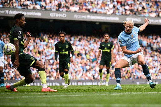 È più “bellezza” il gol di Kvara dopo 22 tocchi o il City del vate Guardiola che segna su rilancio del portiere?