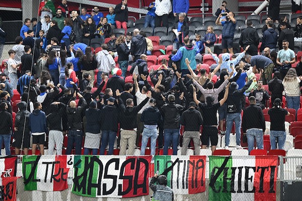 Italia, cinquanta ultras girati di spalle durante l’inno israeliano (CorSera)