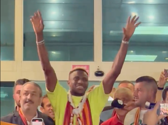 Osimhen felice, canta e balla alle 4 del mattino all’aeroporto di Istanbul con i tifosi del Galatasaray – VIDEO