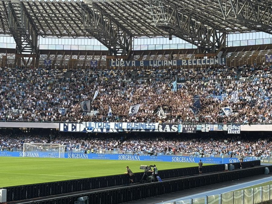 Al Maradona striscione delle Curve A e B: “Ultras no business”