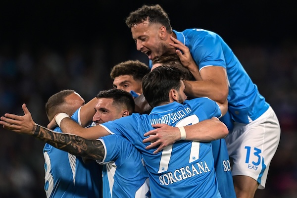 Napoli-Como 3-1, tris del Napoli per battere un Como audace. Rileggi la partita.