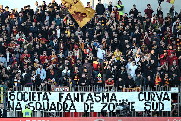 Roma, striscione in Curva sud: “Società fantasma, na squadra de zombie”