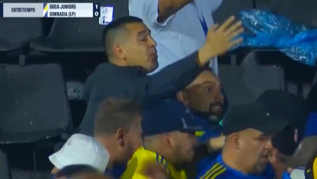 Rissa in tribuna? Ci pensa il presidente: Riquelme va in curva e divide gli ultras di Boca e Gimnasia (VIDEO)