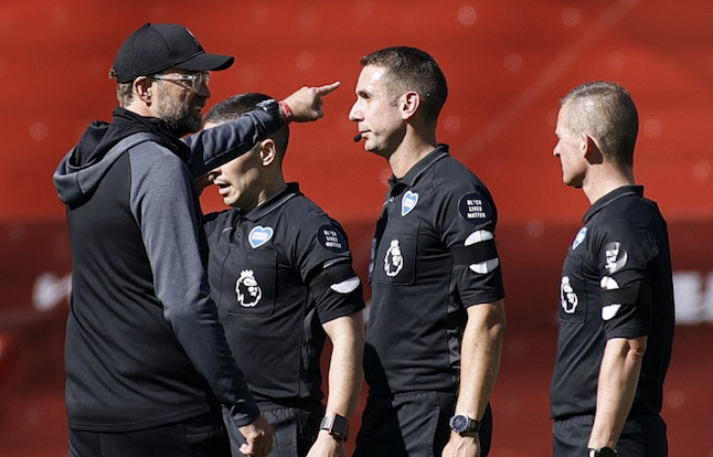 Essere arbitri è un incubo, Coote è un idiota ma è il prodotto di questo calcio in cui tutti odiano tutti (Guardian)