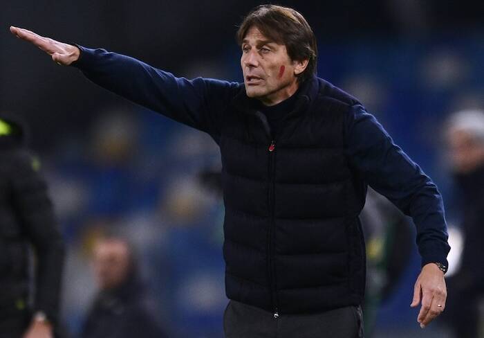 Conte definisce soldati i suoi giocatori e loro ad ogni gol corrono ad abbracciare il generale (Gazzetta)