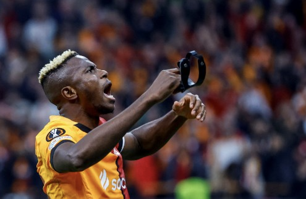 Osimhen fa pure il job placer e trova lavoro a suo nipote come nuovo fotografo del Galatasaray