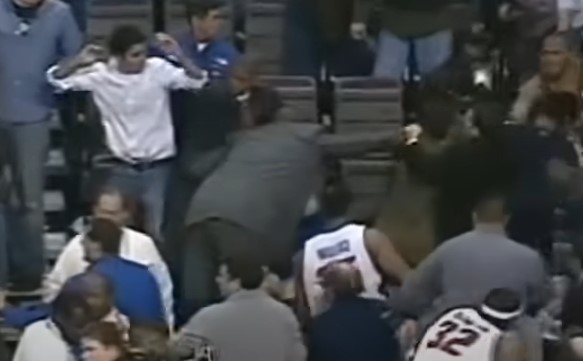 Quando 20 anni fa i campioni Nba salirono in tribuna a picchiare gli spettatori (il sogno di tutti i giocatori)