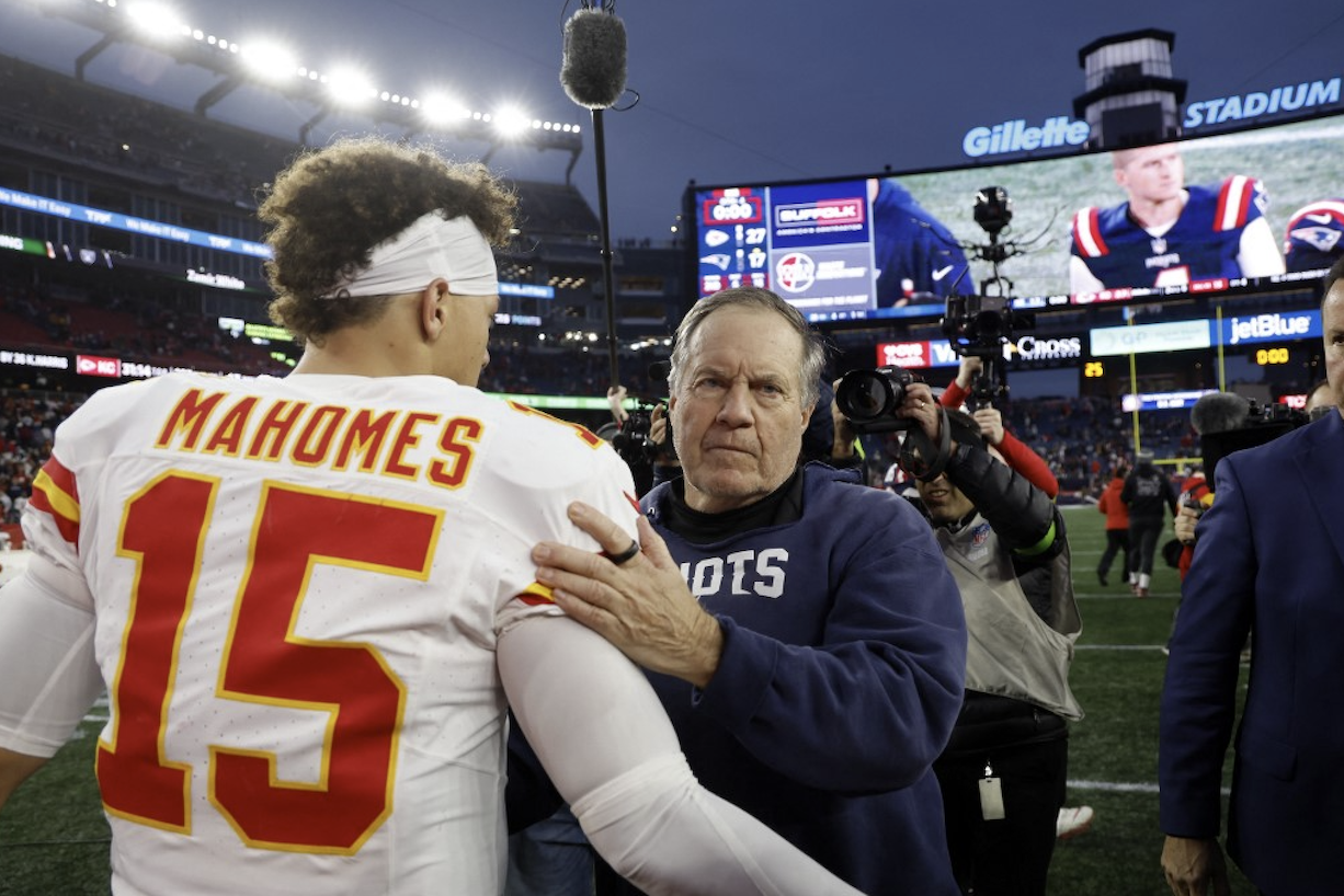 Com’è finito Belichick in North Carolina. È come se Ancelotti o Guardiola andassero ad allenare in Serie B