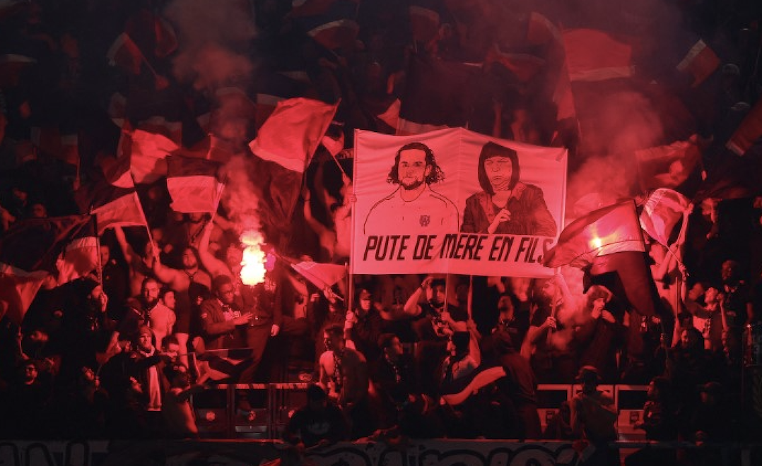 Gli ultras del Psg sullo striscione contro Rabiot e sua madre: «Sta facendo la vergine spaventata»